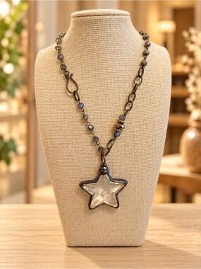 Shooting star short necklace